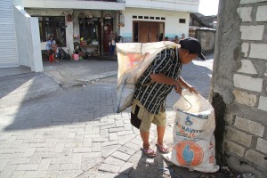 Mak Nyah mencari botol